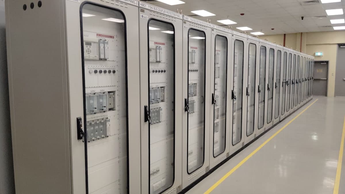 Eletroduto, tubulação e inversor na elétrica